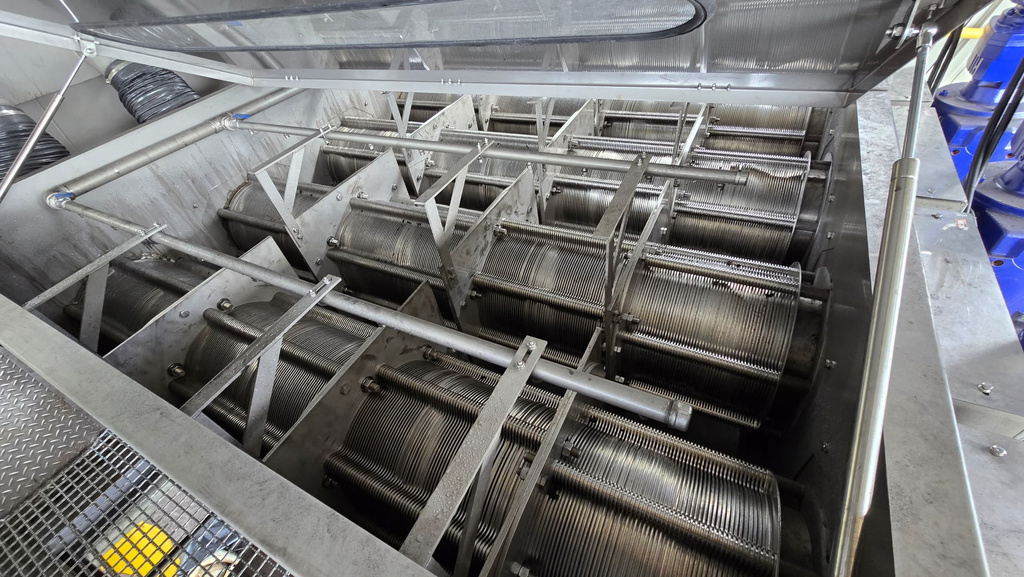 Dewatering screw